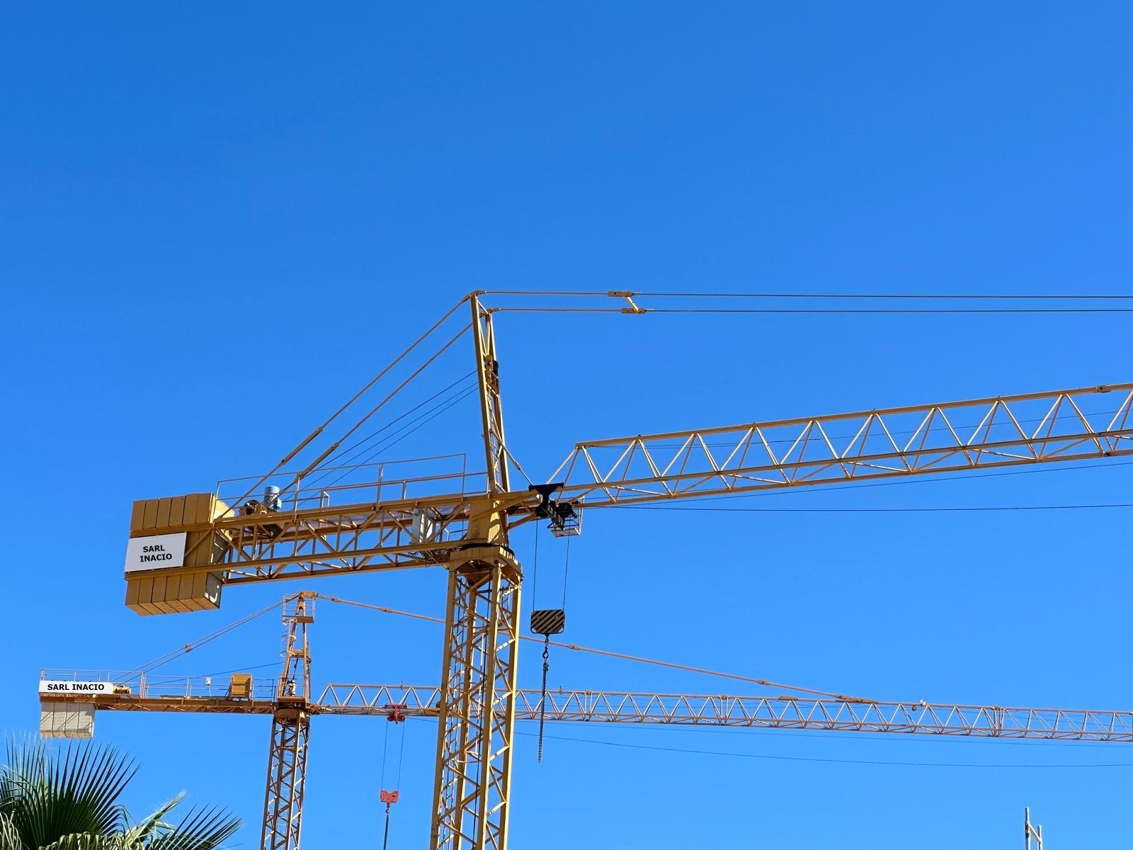 Grue à tour sur chantier BTP